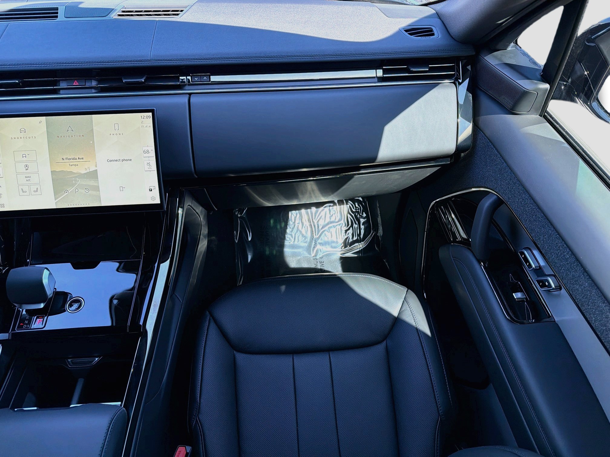 New 2027 Santorini Black Land Rover SE image 19