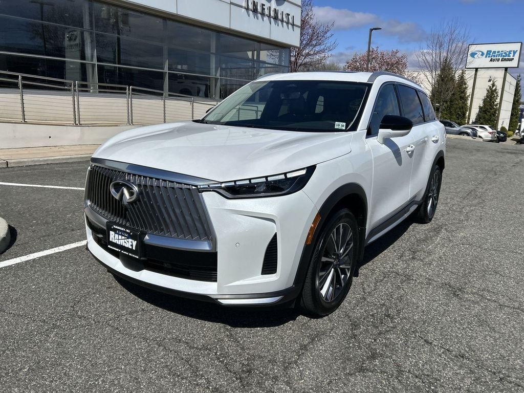 Certified Used 2026 White INFINITI LUXE image 4