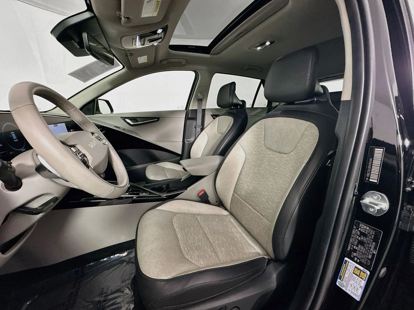 Used 2024 Aurora Black Kia Wave image 22