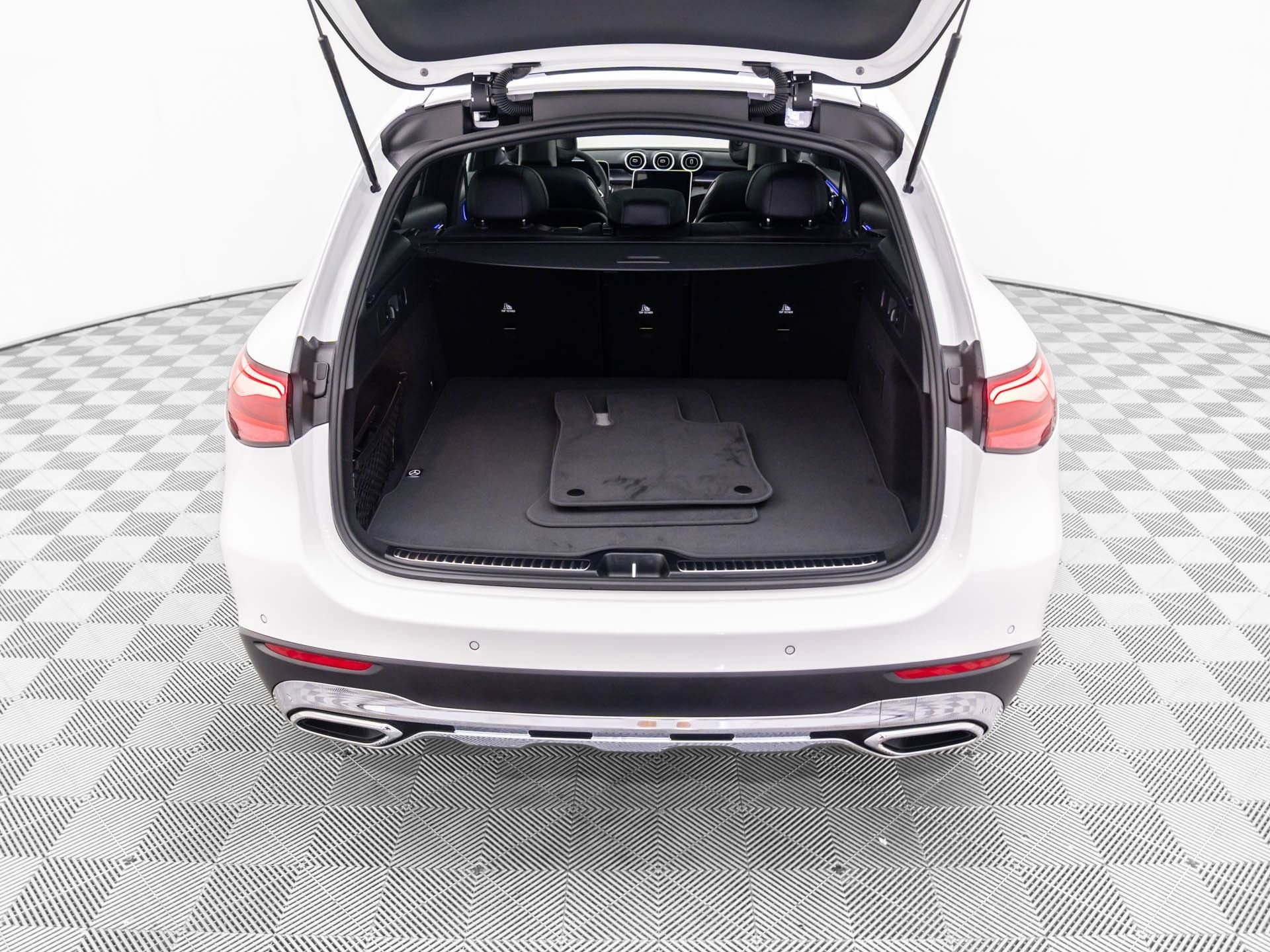 New 2026 White Mercedes-Benz GLC 300 image 25