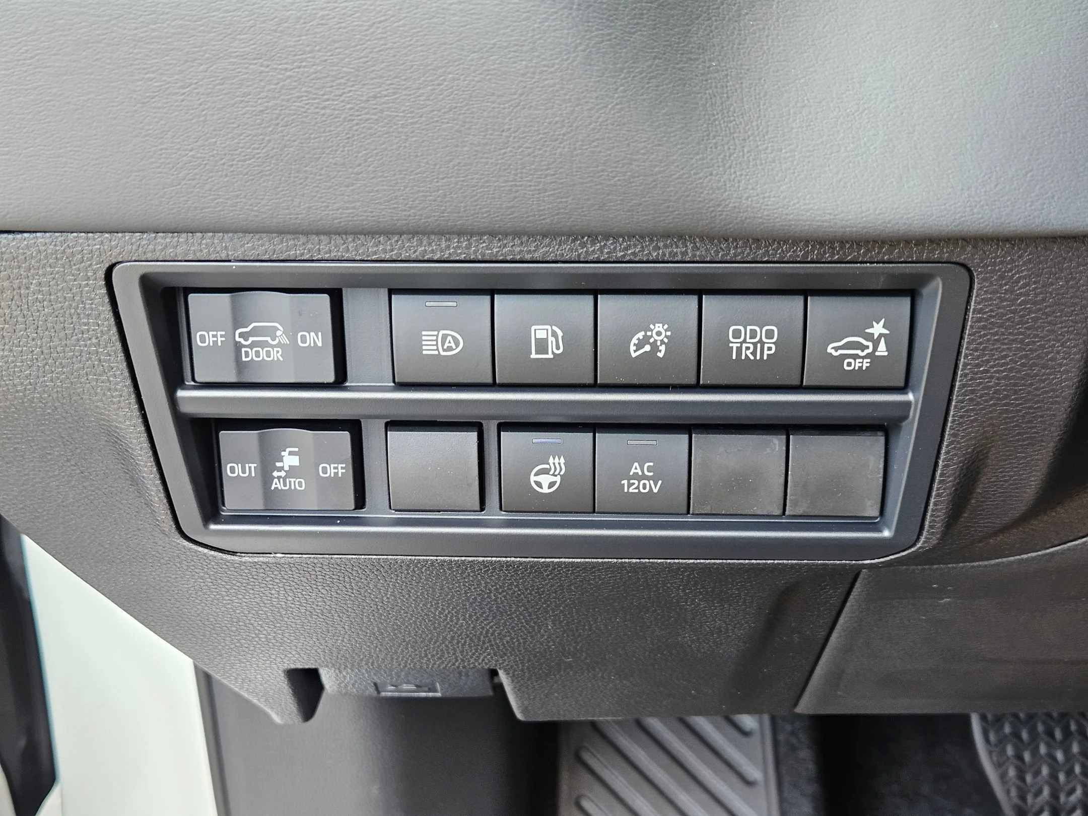 New 2026 Wind Chill Pearl Toyota Platinum image 14