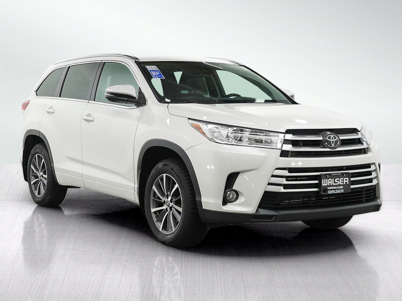 Used 2018 Blizzard Pearl Toyota Xle image 8
