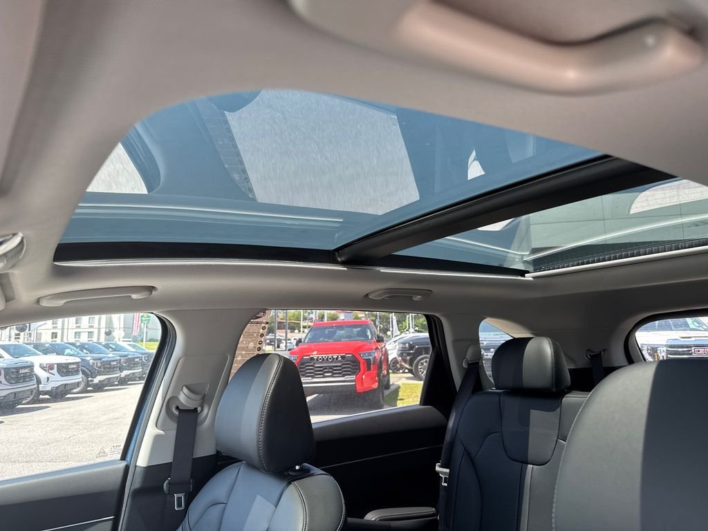 Used 2025 Black Kia S image 31