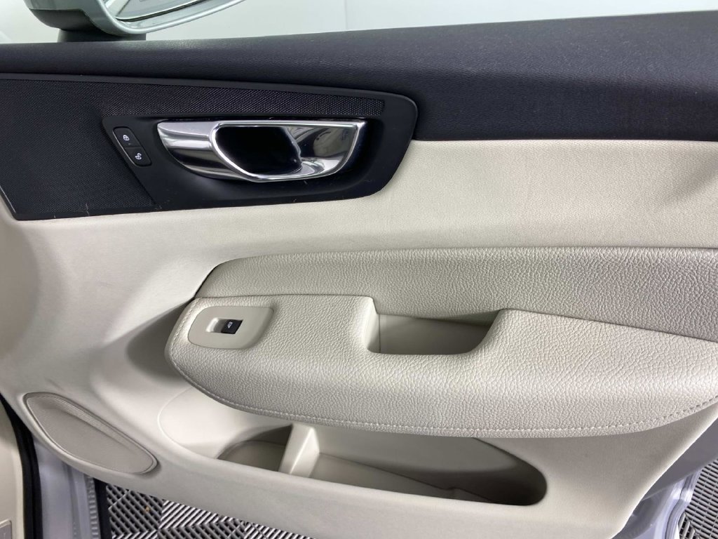 Used 2019 Silver Volvo T5 Momentum image 20