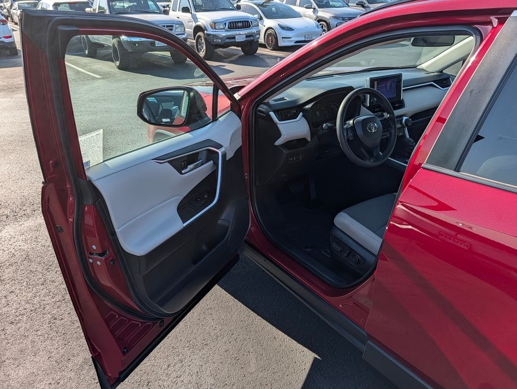 2024 Toyota RAV4 XLE - Photo 33