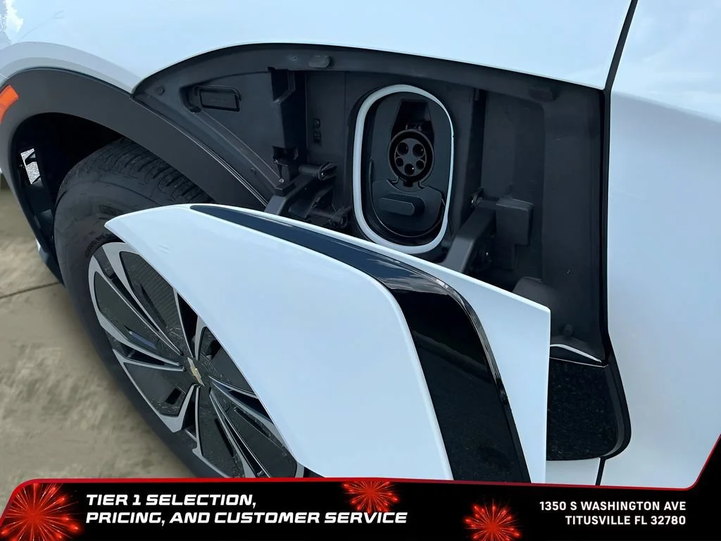 Used 2024 Summit White Chevrolet LT image 46