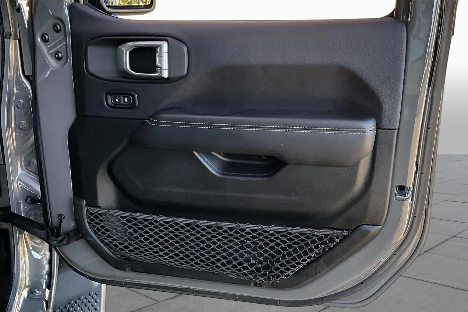Used 2020 Sting-Gray Clearcoat Jeep Sahara image 23