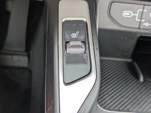 Used 2025 White Pearl Kia S image 28