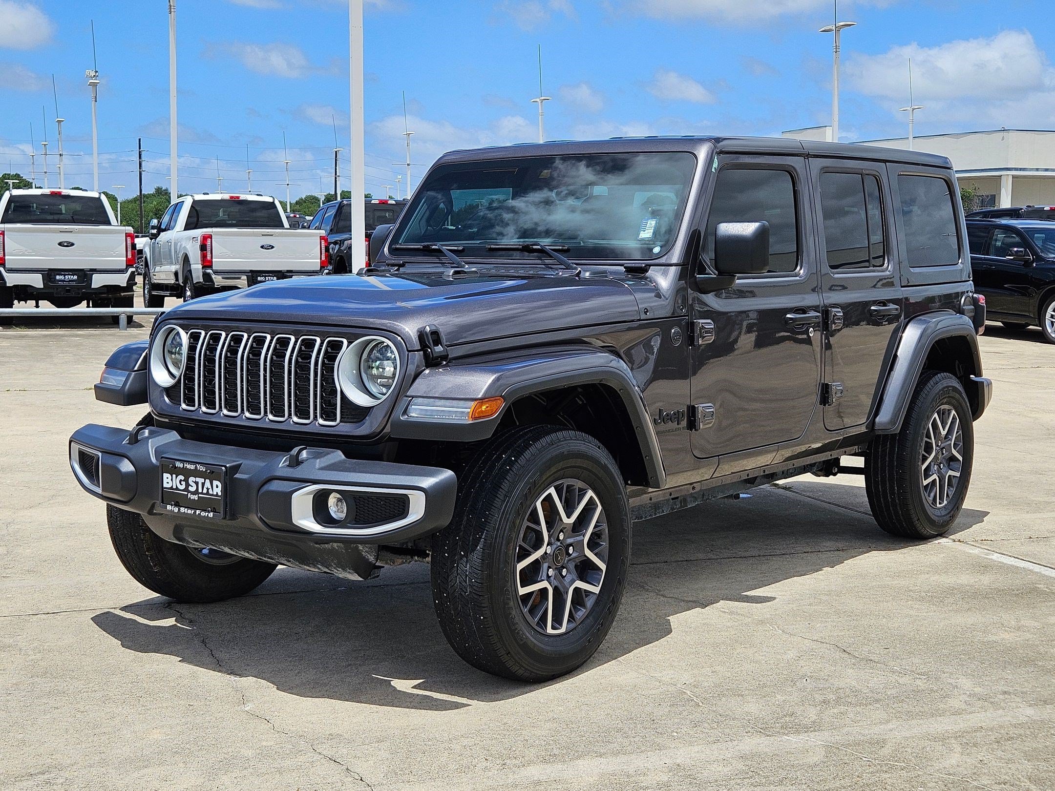 Used 2025 Granite Crystal Clearcoat Metallic Jeep Sahara image 7