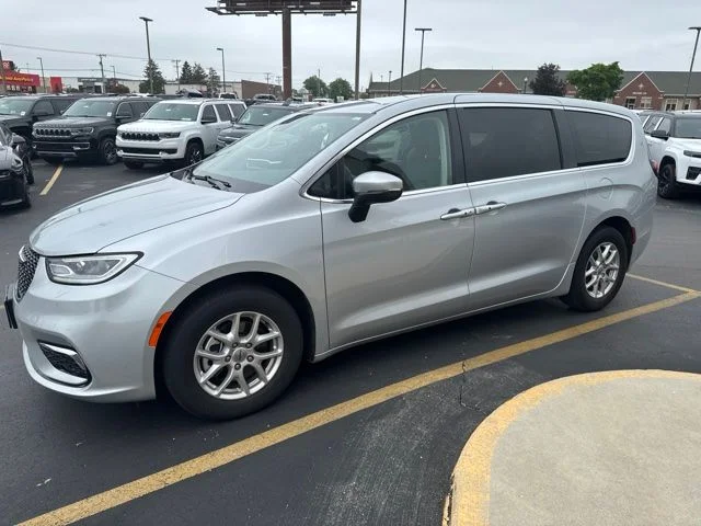 Used 2023 Silver Mist Clearcoat Chrysler Touring L image 3
