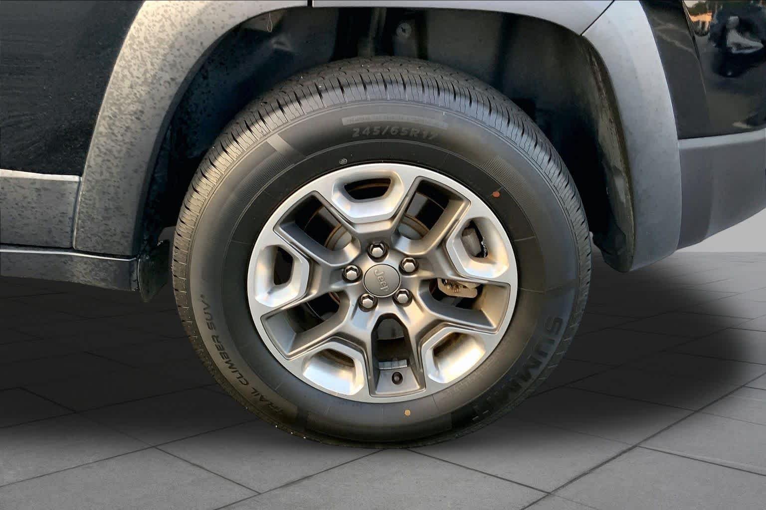 Used 2019 Diamond Black Crystal Pearlcoat Jeep Trailhawk image 10
