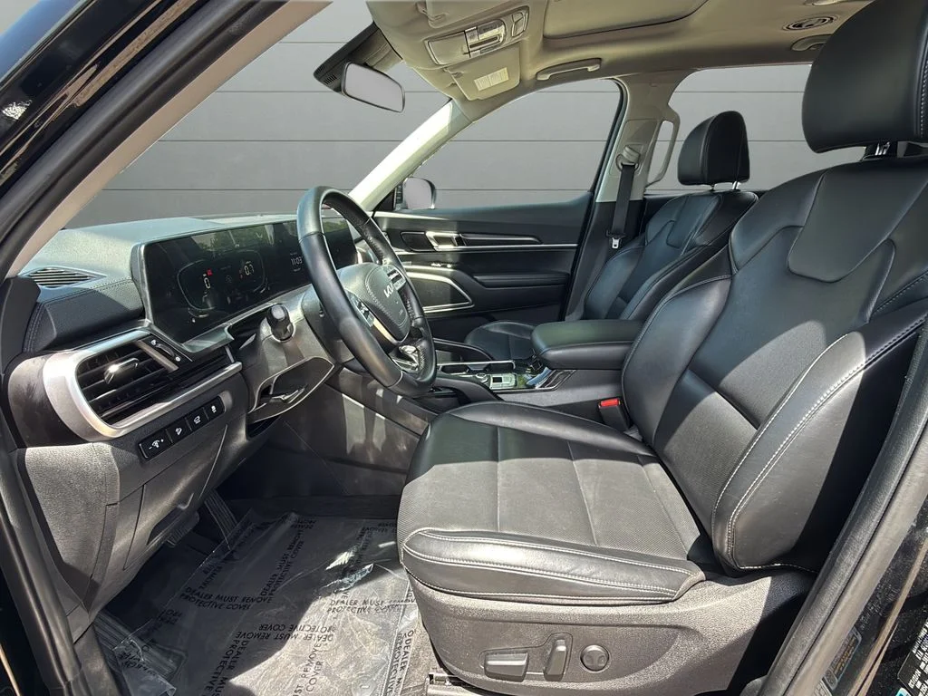Used 2025 Black Kia S image 9