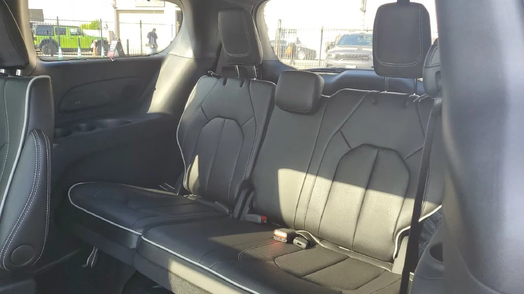 Used 2025 White Chrysler Limited image 16