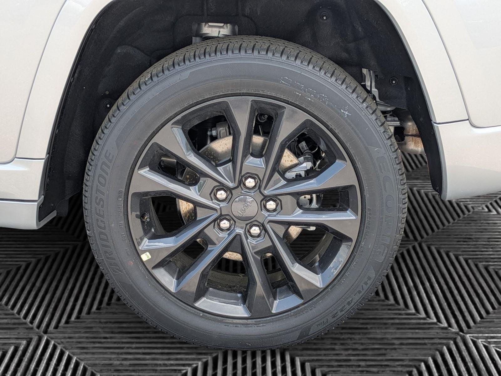 New 2026 Silver Zynith Exterior Paint Jeep Limited Reserve image 9