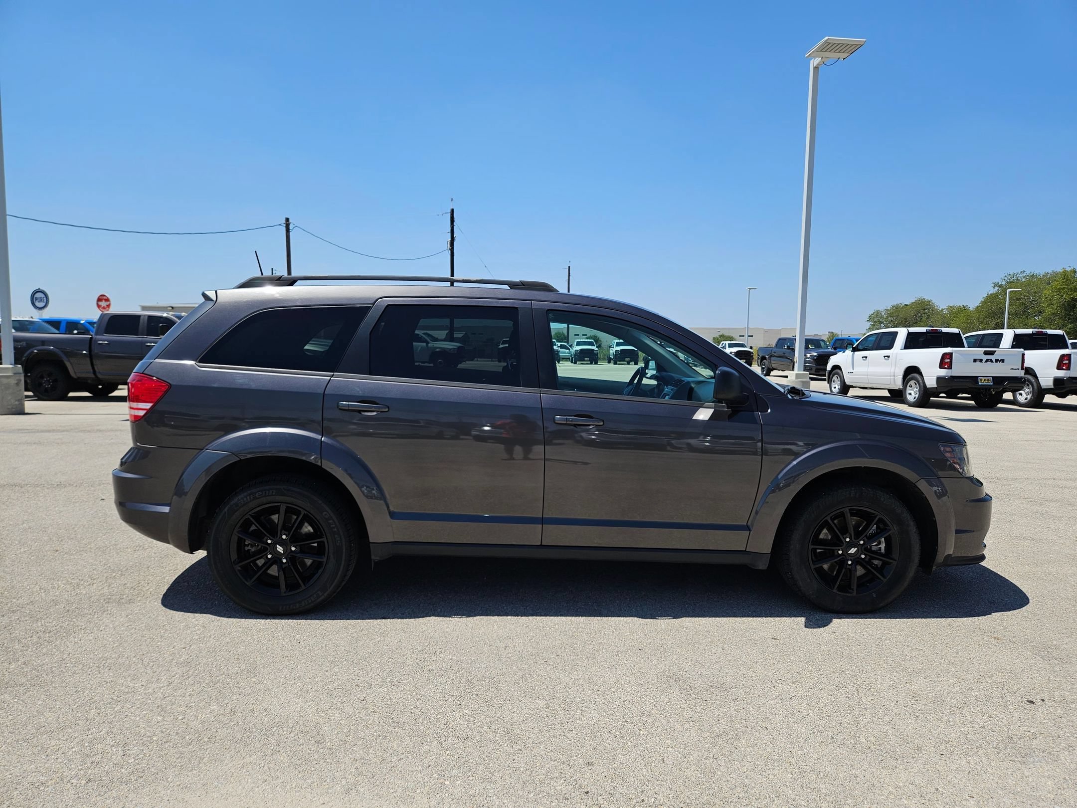 Used 2020 Granite Pearlcoat Dodge SE Value image 2