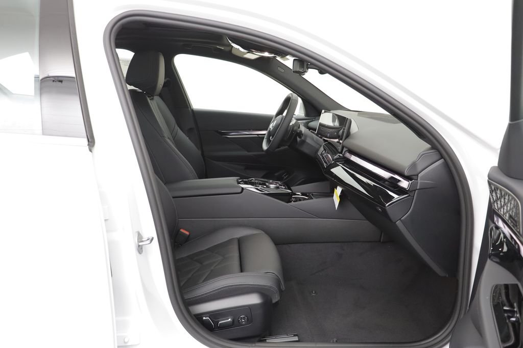 New 2026 Mineral White Metallic BMW 530i xDrive image 20