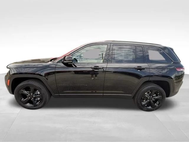 New 2026 Diamond Black Crystal Pearl-Coat Exterior Paint Jeep Limited image 3