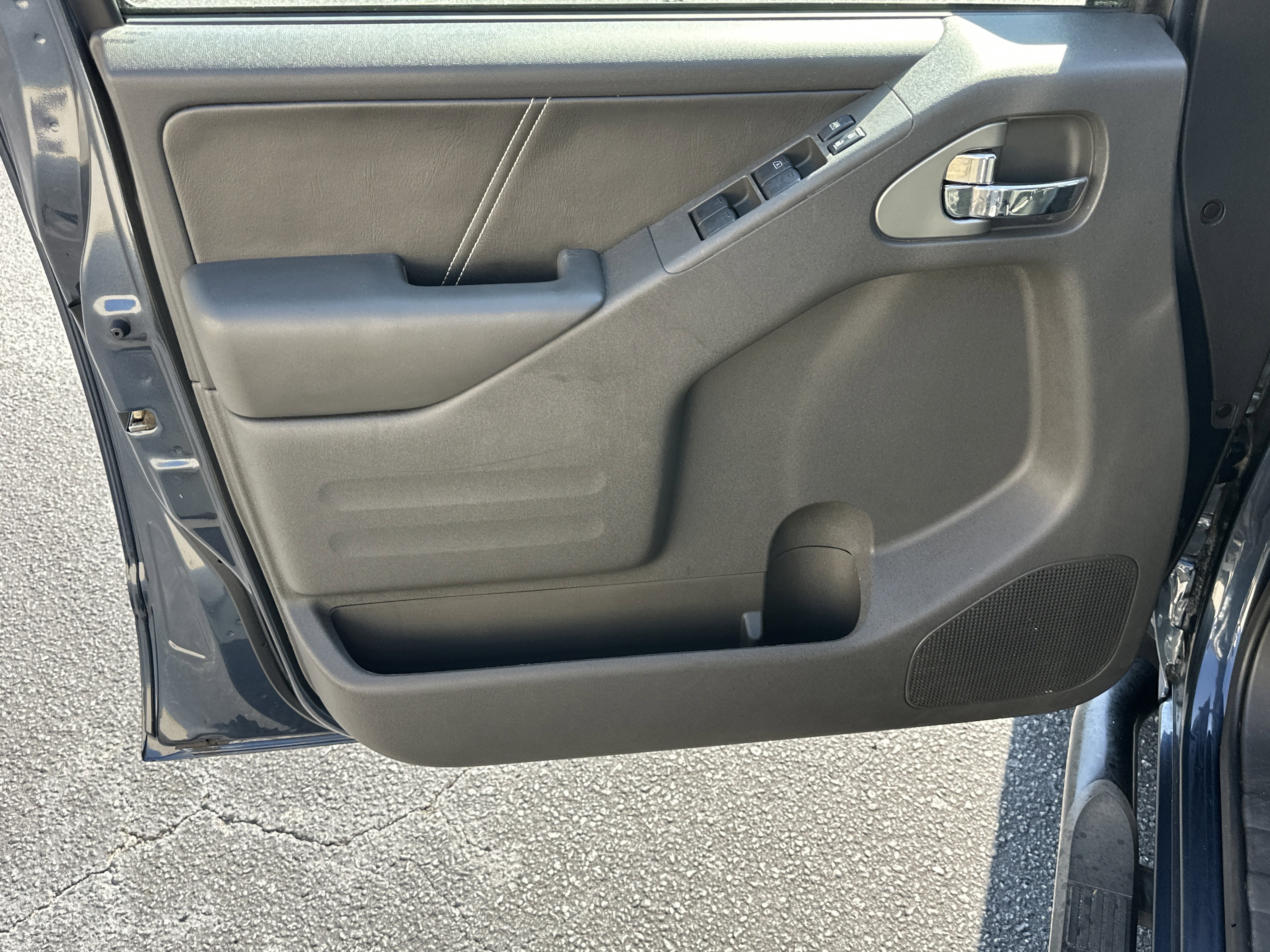 Used 2020 Arctic Blue Metallic Nissan PRO-4X image 10