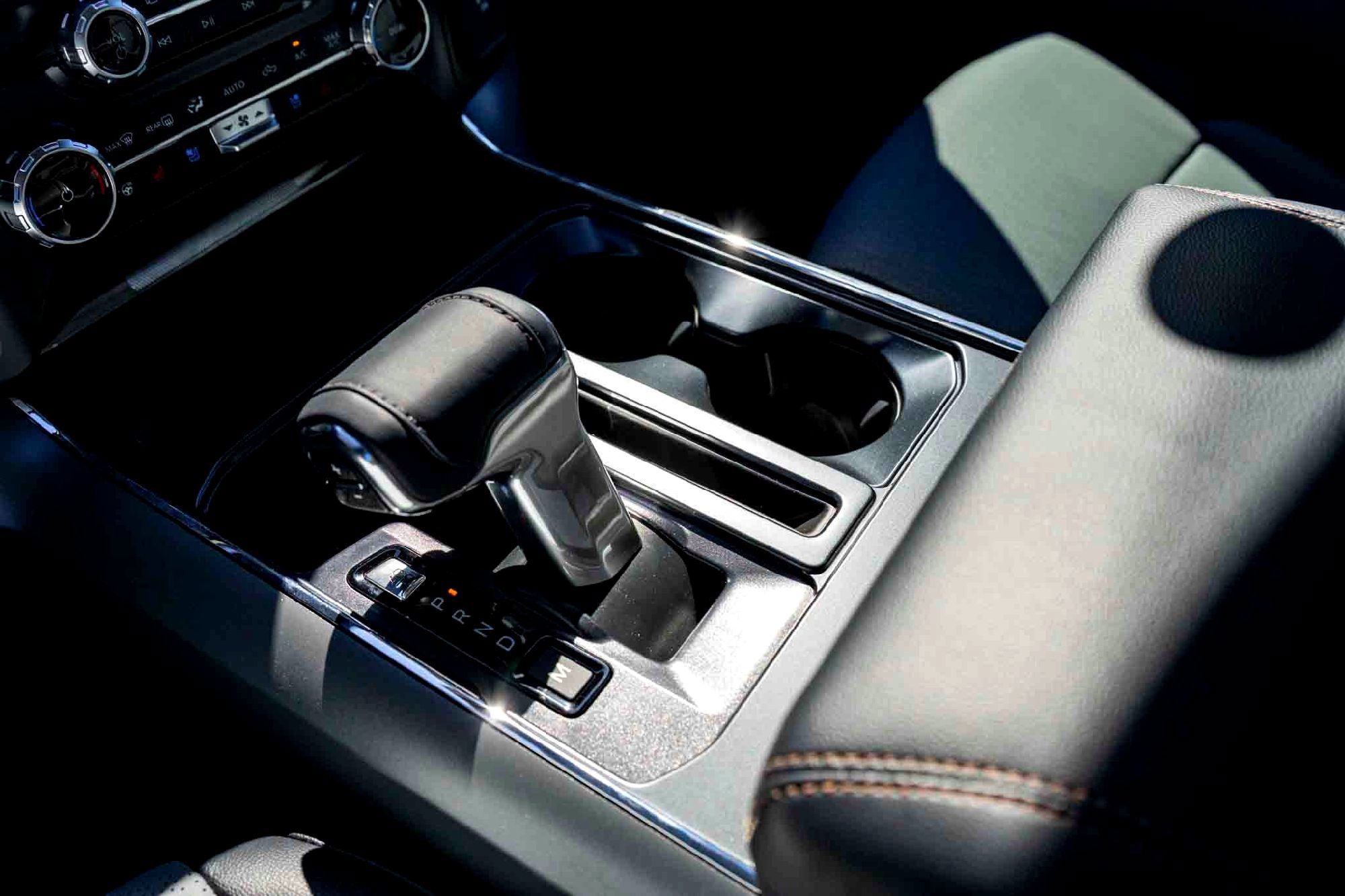 New 2025 Star White Metallic Tri-Coat Ford LARIAT image 17