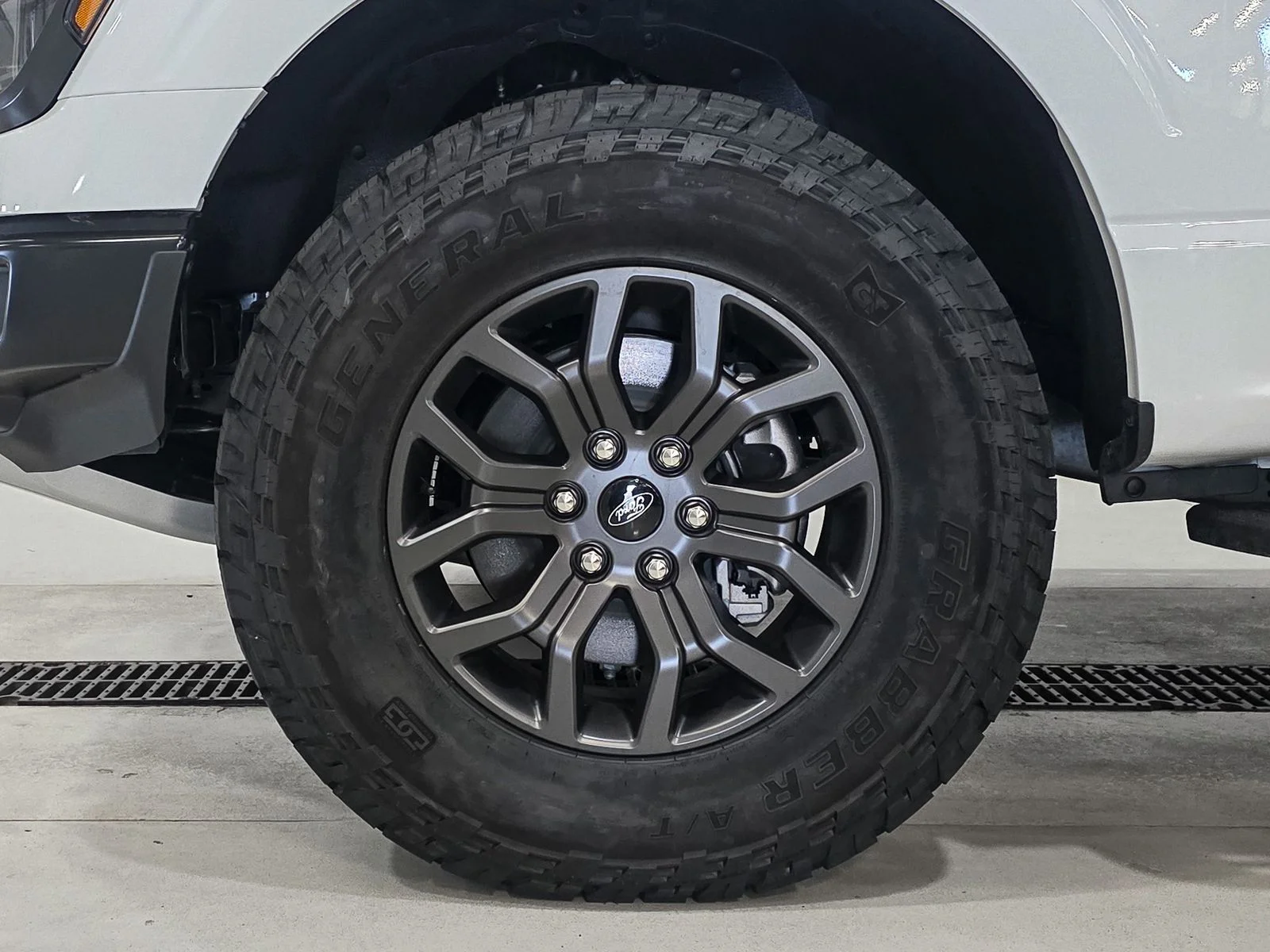 New 2025 Oxford White Ford Tremor® image 18