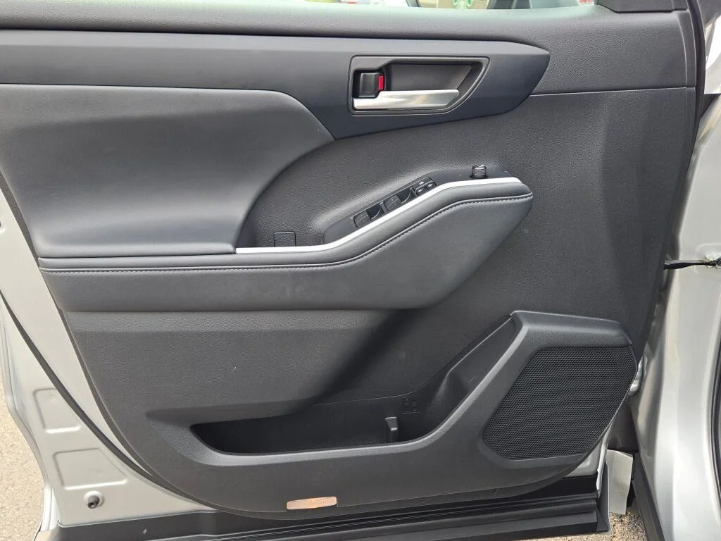 Used 2022 Silver Toyota XLE image 22