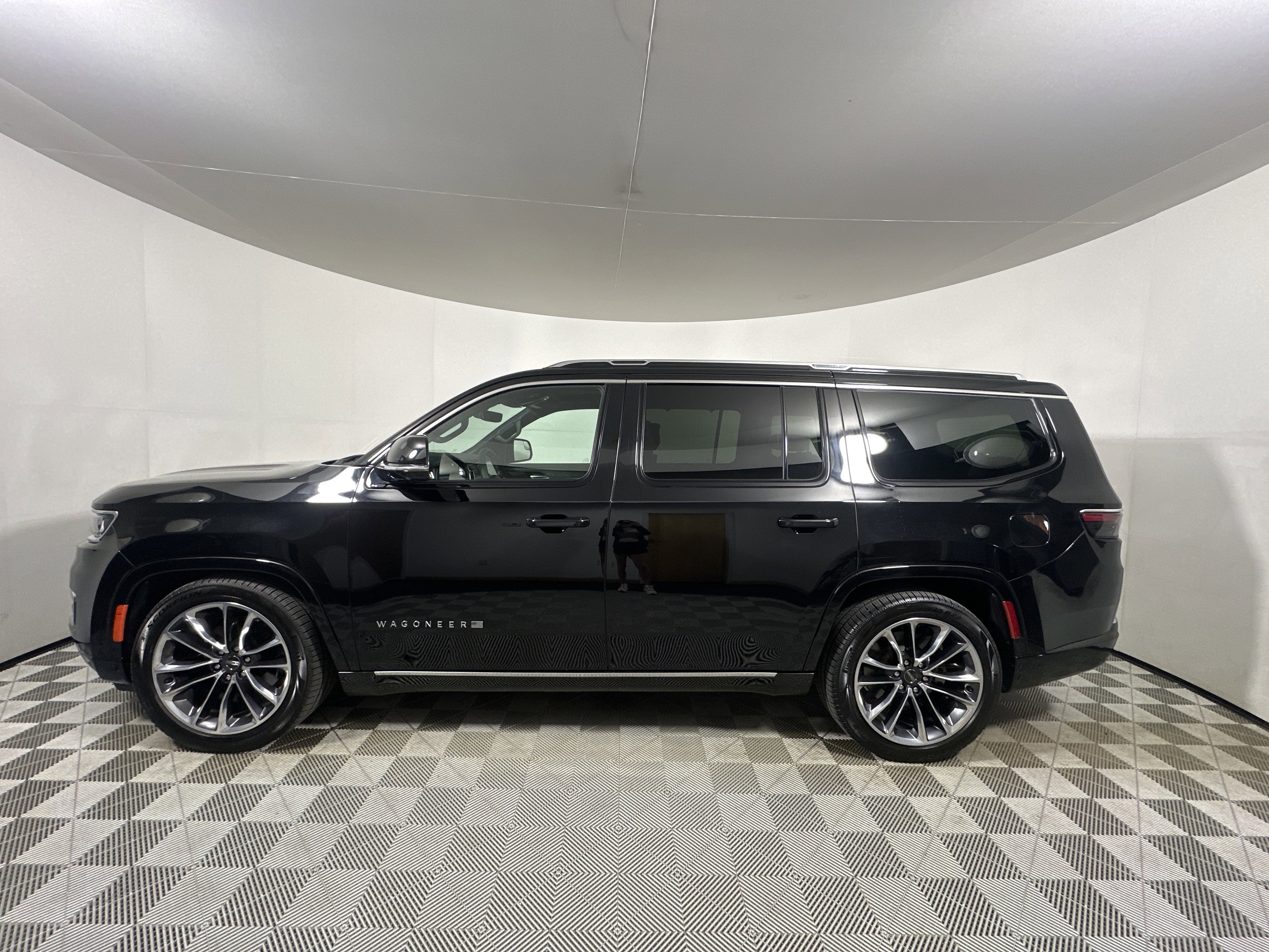 Used 2023 Diamond Black Crystal Pearlcoat Jeep Series III image 4