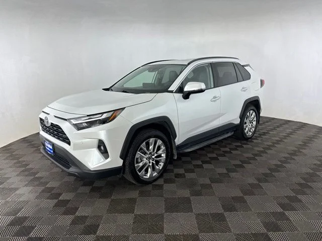 Used 2025 Beige Toyota XLE Premium image 4