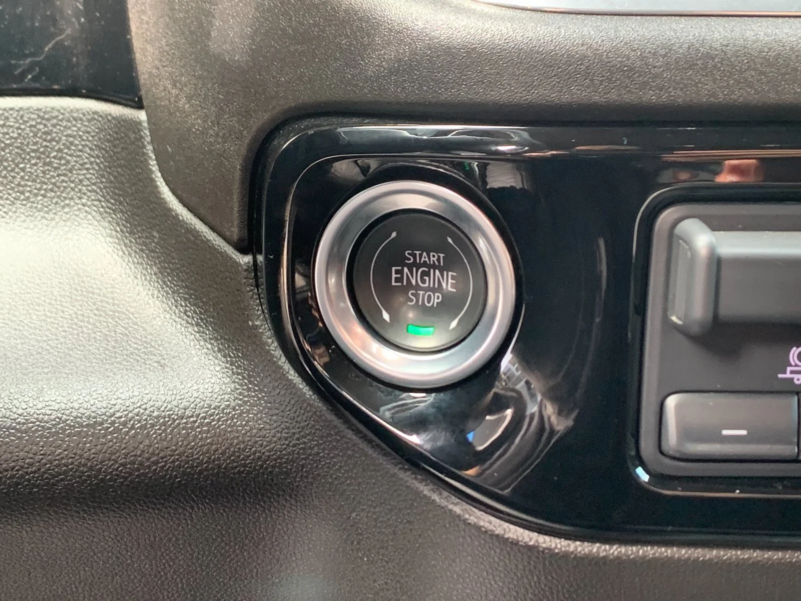 Used 2025 Summit White GMC SLE image 24