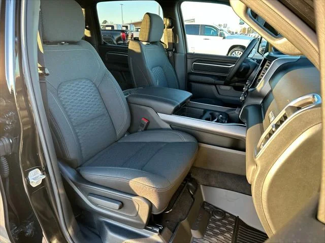 New 2025 Diamond Black Crystal Pearl-Coat Exterior Paint RAM Big Horn/Lone Star image 34
