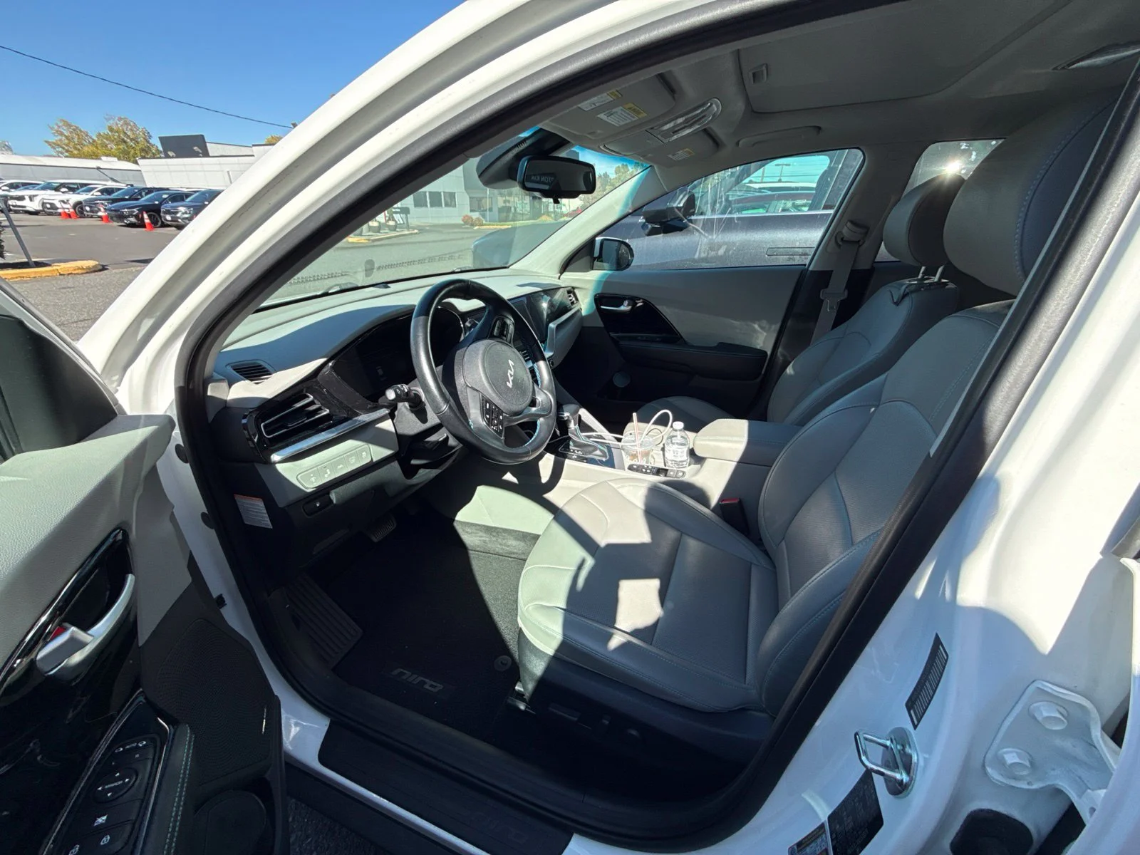 Used 2022 White Kia EX Premium image 5