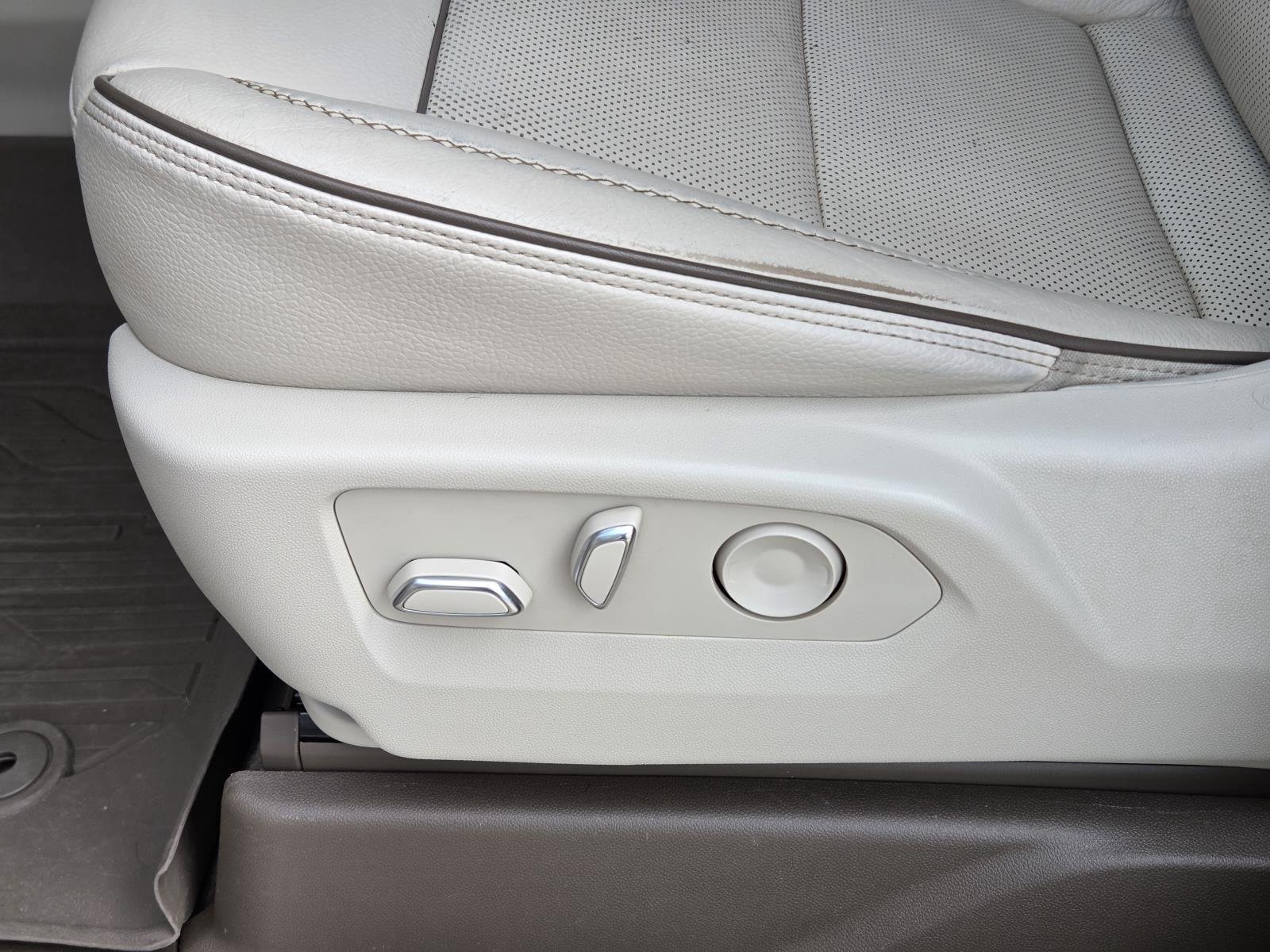Used 2022 White Frost Tricoat GMC Denali image 31