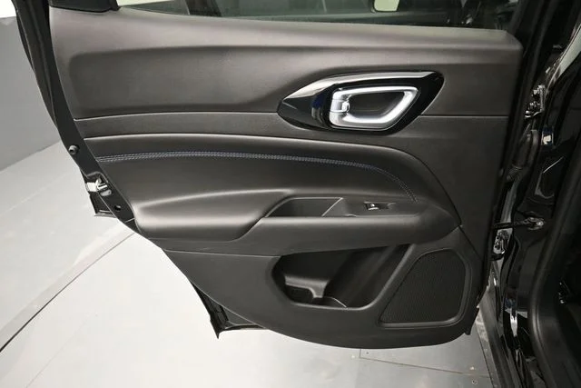 New 2026 Diamond Black Crystal Pearl-Coat Exterior Paint Jeep Latitude image 28