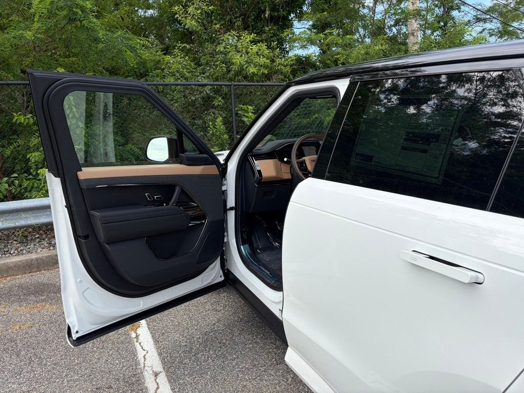 New 2026 Fuji White Land Rover Dynamic SE image 10