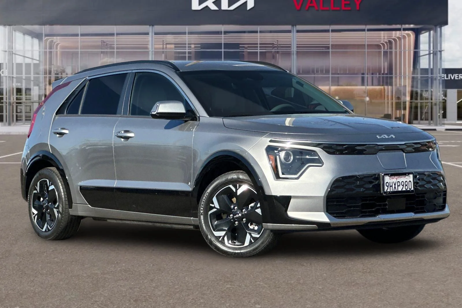 Used 2023 Steel Gray Kia Wind image 2