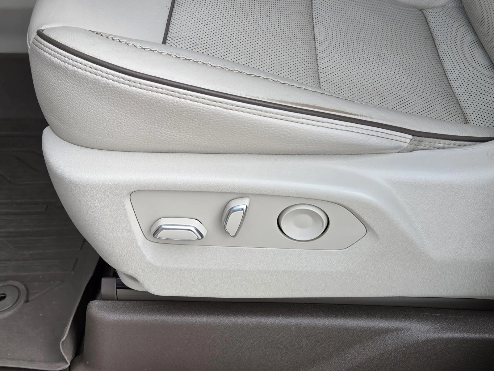 Used 2022 White Frost Tricoat GMC Denali image 31