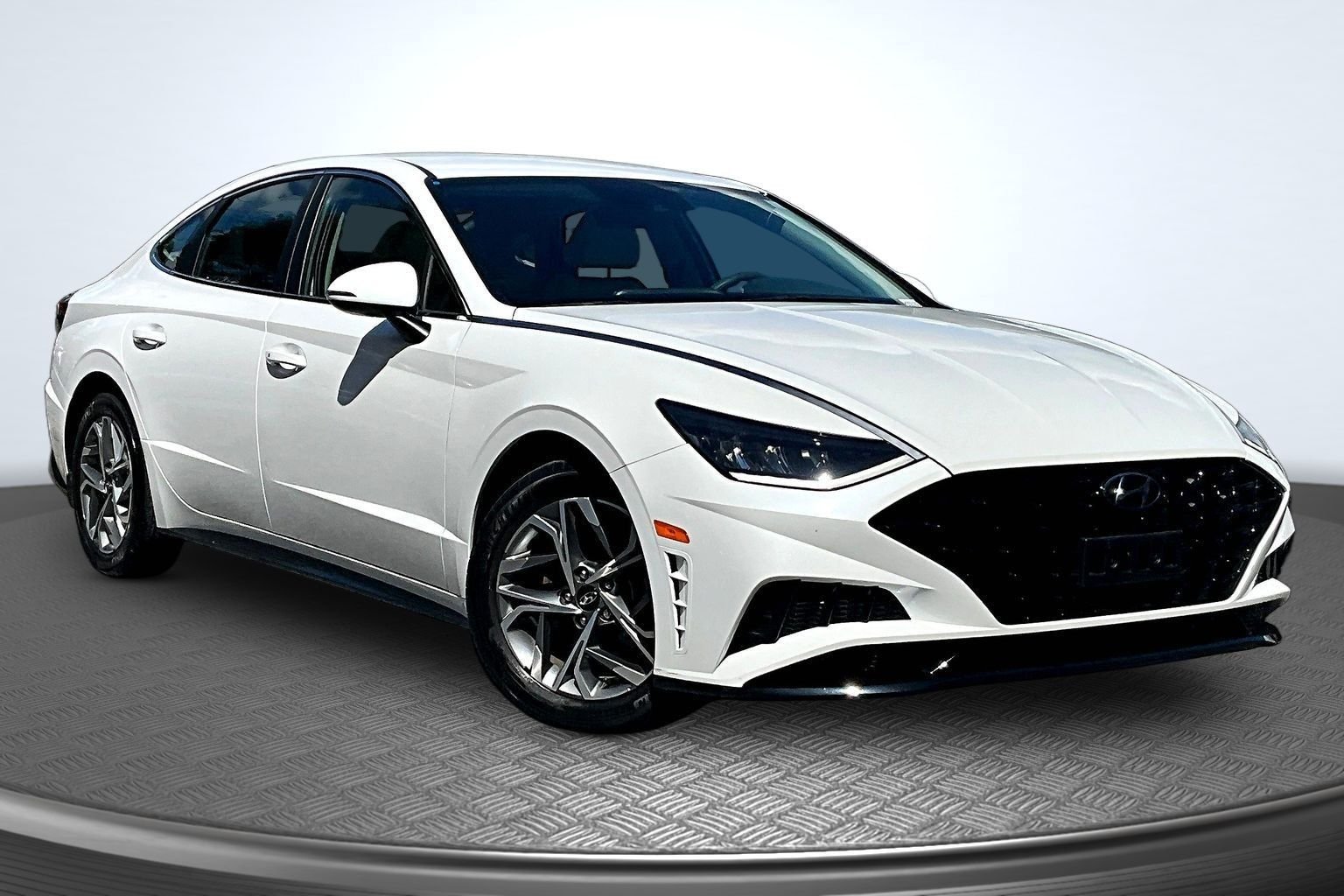 Used 2023 White Hyundai SEL image 2