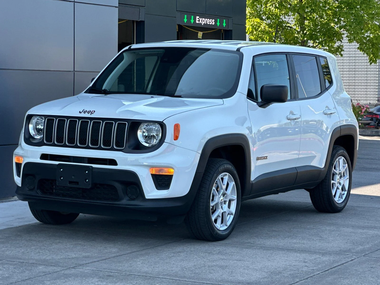 Used 2023 Alpine White Clearcoat Jeep Latitude image 7
