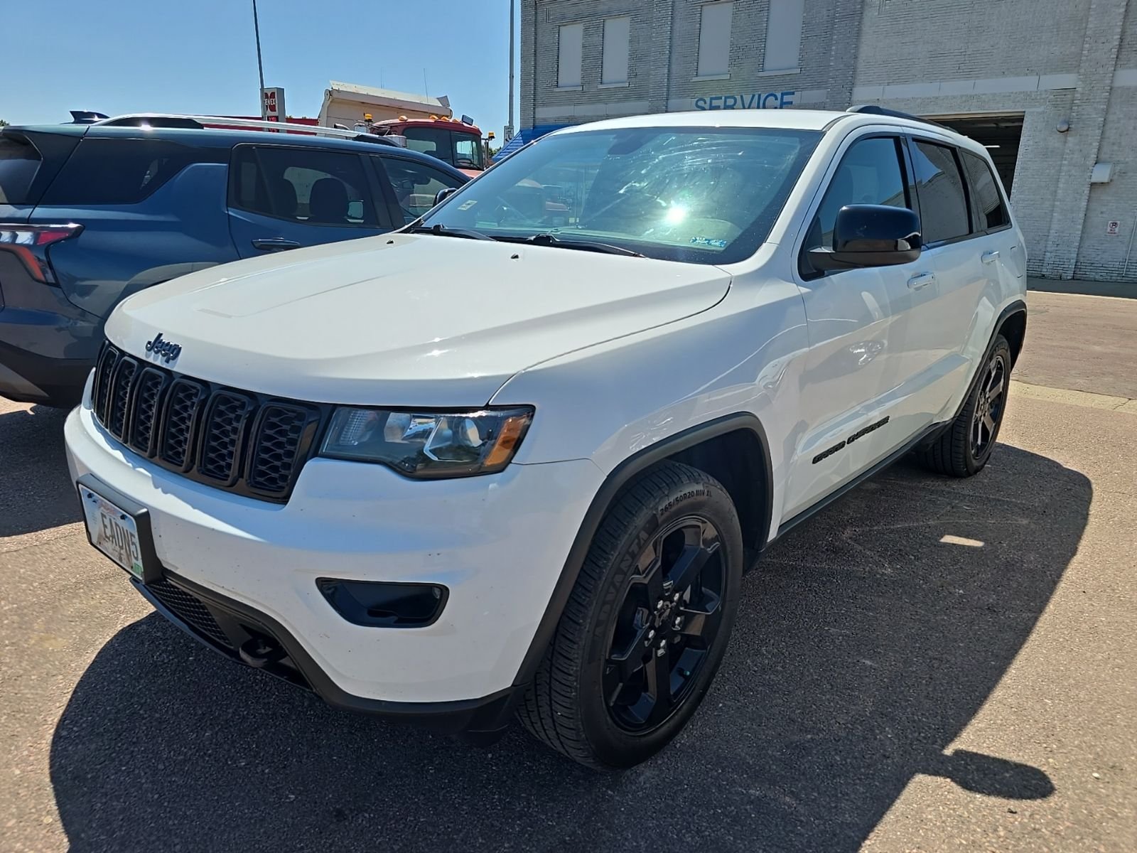 Used 2019 Bright White Clearcoat JEEP Laredo image 1