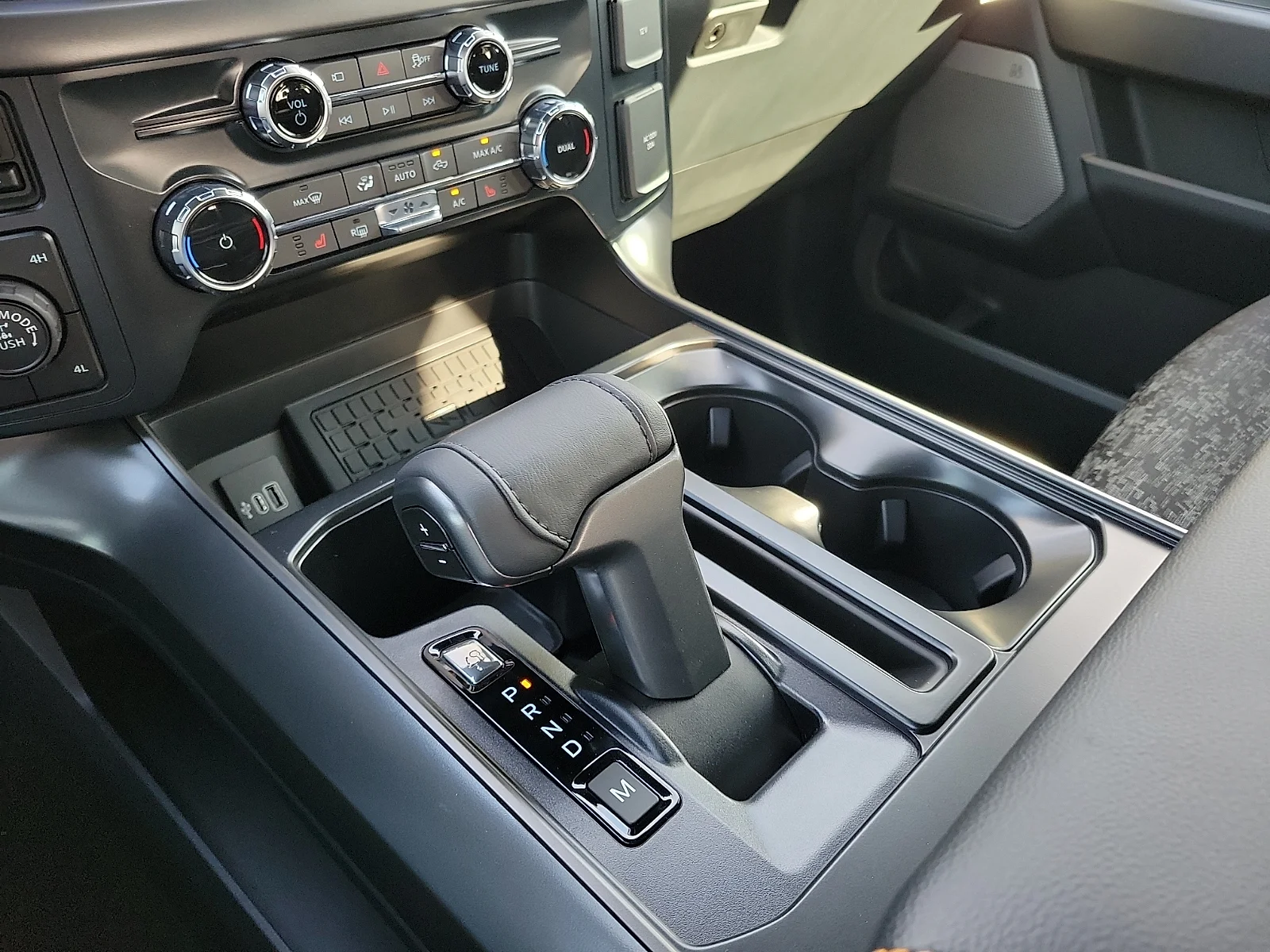 New 2026 Oxford White Ford Tremor&reg; image 18