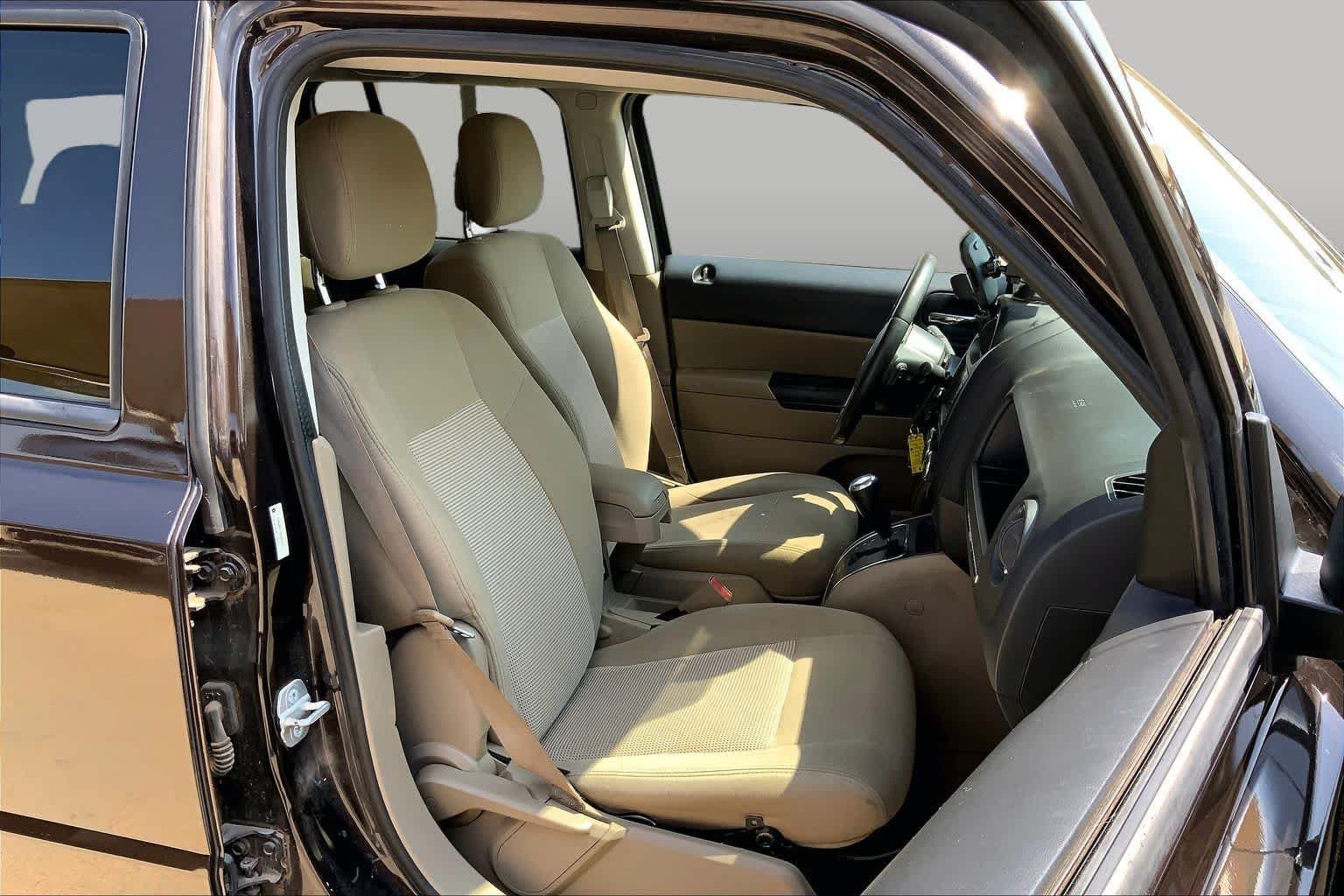 Used 2014 Rugged Brown Pearlcoat Jeep Latitude image 9