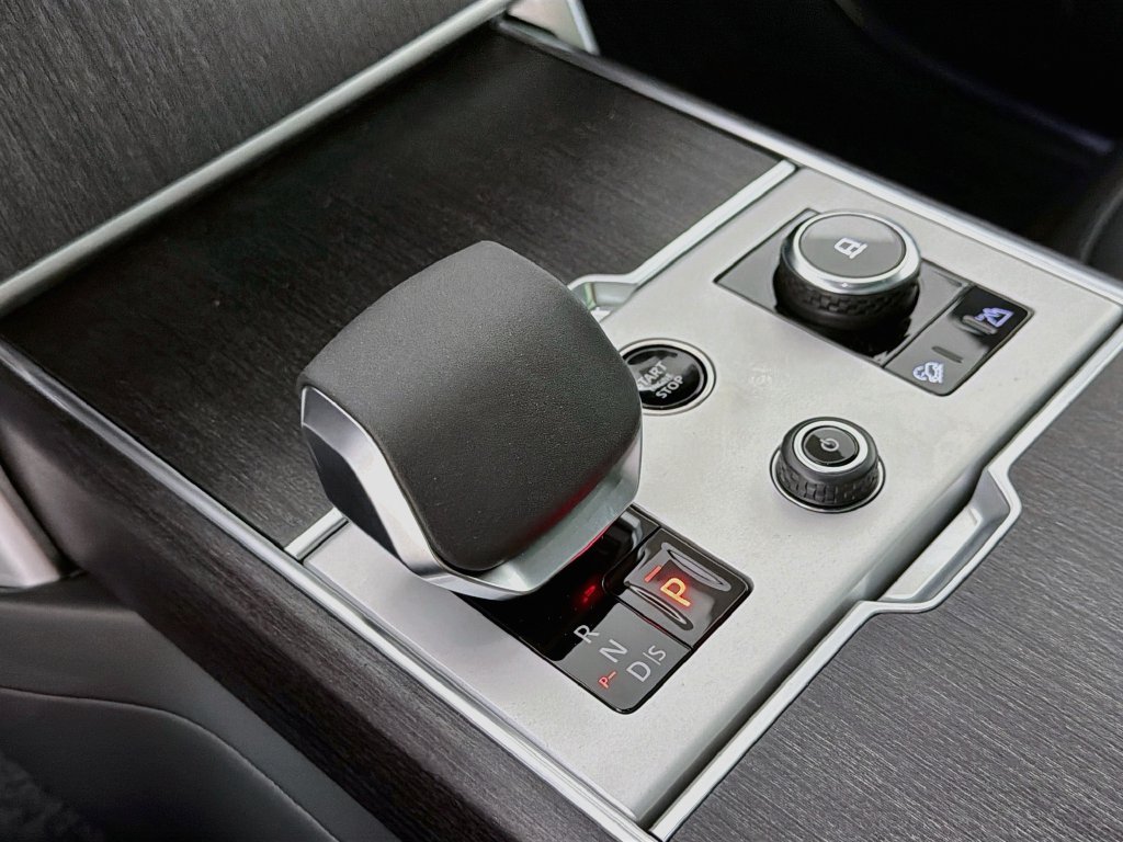 New 2027 Santorini Black Land Rover SE image 17