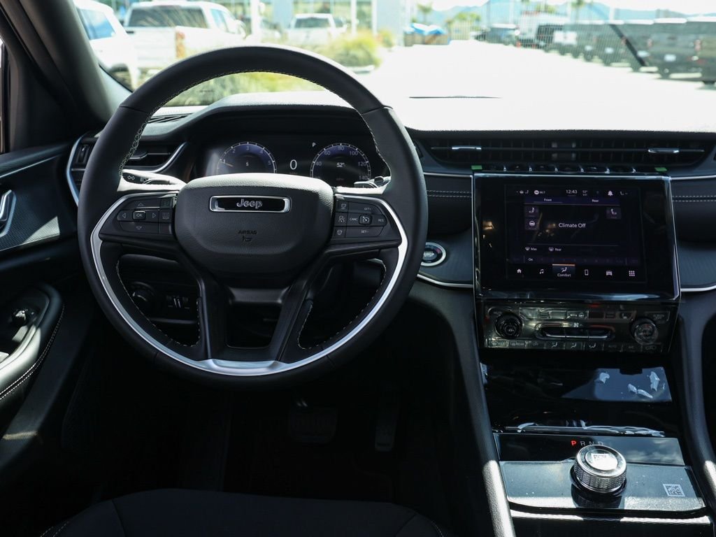 New 2026 Diamond Black Crystal Pearl-Coat Exterior Paint Jeep Laredo image 21