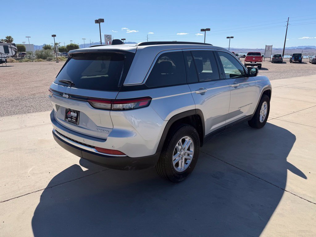Used 2025 Silver Jeep Laredo image 3