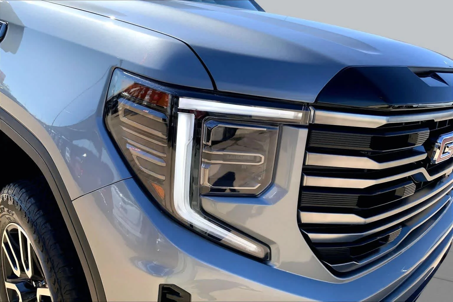 Used 2025 Sterling Metallic GMC AT4 image 27