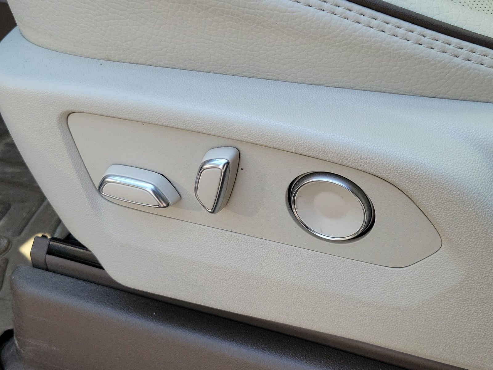 Used 2024 White GMC Denali image 10