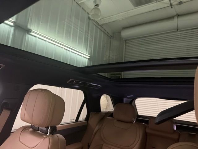 New 2026 Ostuni Pearl White Land Rover SE image 37