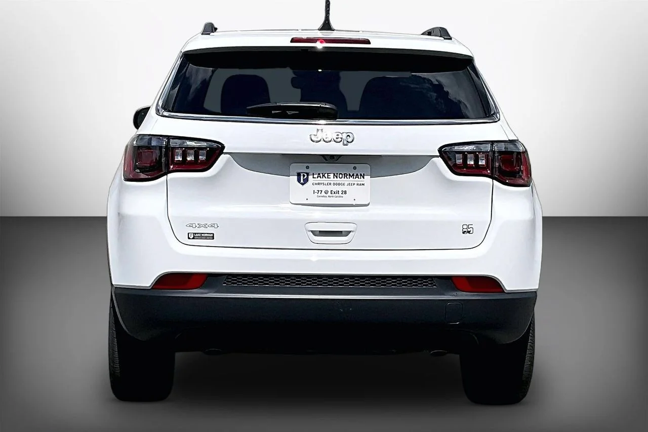 New 2026 Bright White Clearcoat Jeep Latitude image 7