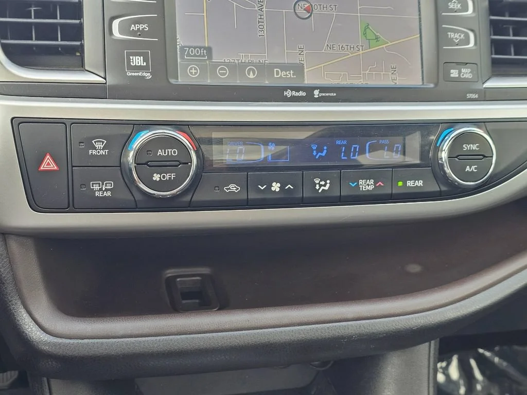 Used 2015  Toyota Limited image 35