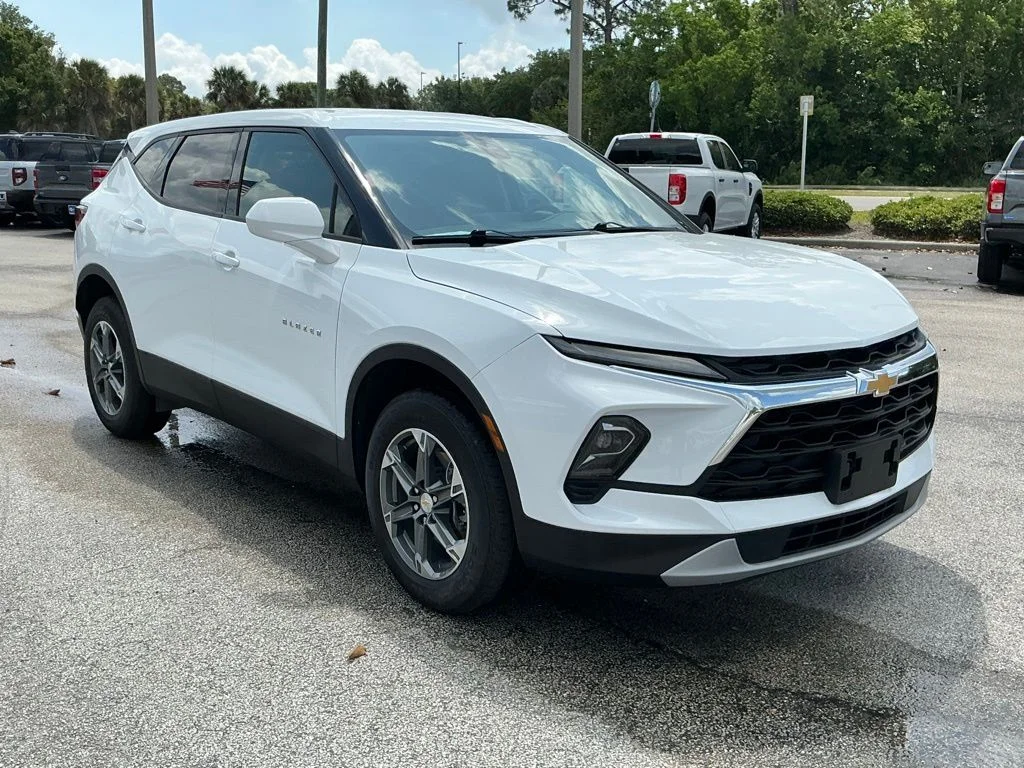Used 2025 White Chevrolet LT image 12