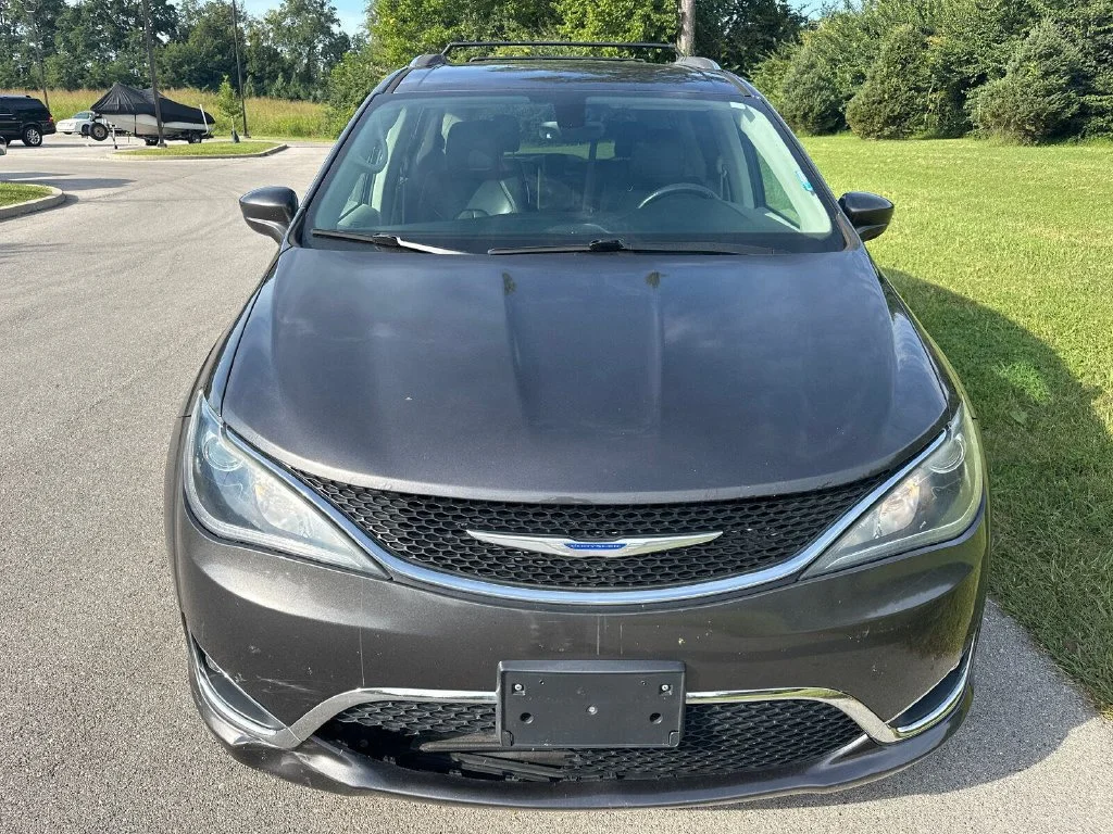 Used 2019 Gray Chrysler Touring L image 2